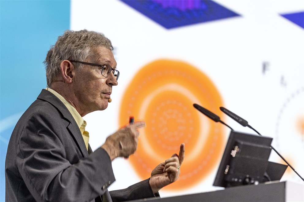 William Kaelin presenting his lecture "The VHL Tumor Suppressor Protein".