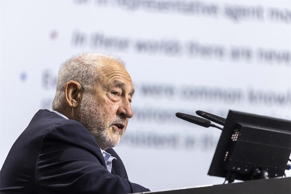 Joseph E. Stiglitz presenting his lecture "Economic Dynamics, Inflation and Macroeconomic Inconsistencies" at the 7th Lindau Meeting on Economic Sciences. 