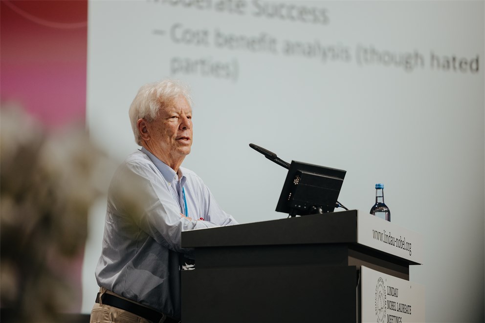 Richard H. Thaler presenting his lecture at the 7th Lindau Meeting on Economic Sciences.
