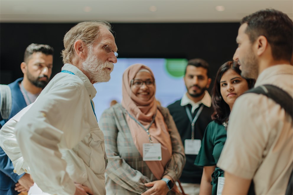 Peter Agre discussing with Young Scientists